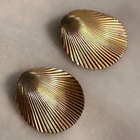 Vintage CHRISTIAN DIOR Clam Shell Earrings - Picture 1 of 8